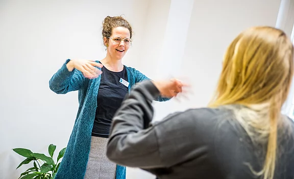 eine Logopädin die einer Schülerin etwas erklärt