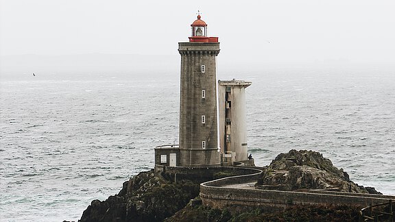 Ein Leuchtturm an der Felsenküste