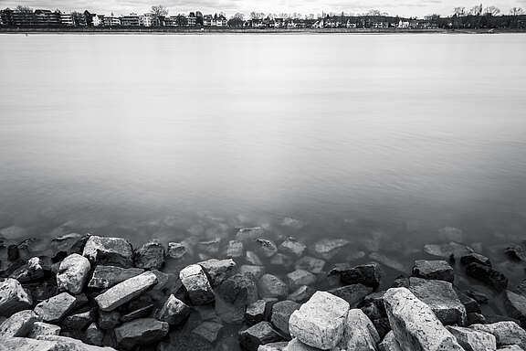 Grau. Der Ausblick vom Wasser.