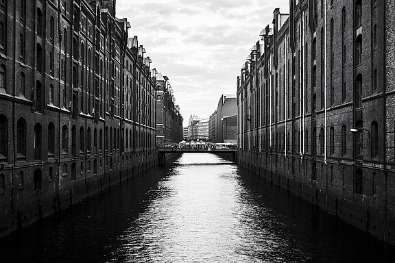 Grau:Der Blick vom Wasser, umgeben von Hochhäusern auf der linken und rechten Seite.
