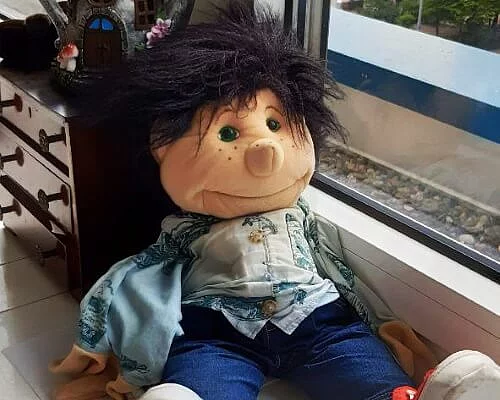 Handpuppe an einem Fenster